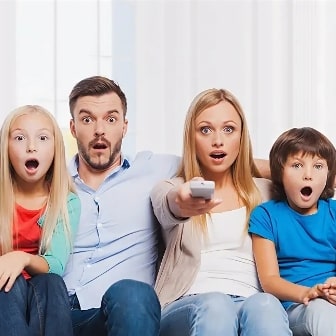 семья смотрит ТВ